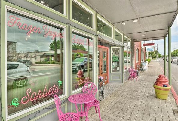 105 W Pearl St, Granbury, TX 76048